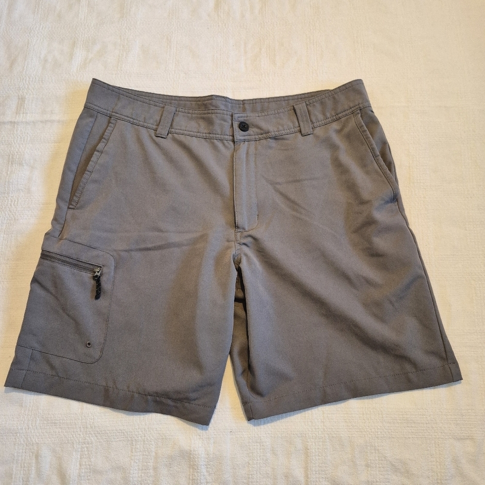 Magellan men's size 36 gray fish gear shorts, mark on tag, VGUC